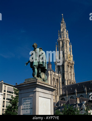 Belgio Fiandre Anversa chiesa cattedrale di Notre Dame con statua del xvii secolo artista Peter Paul Rubens Foto Stock