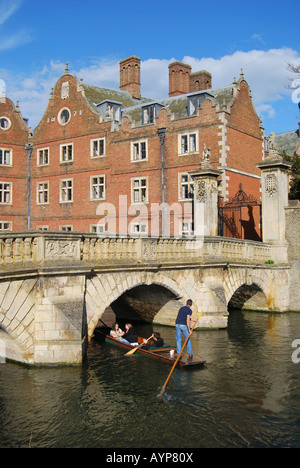 Punting sul fiume Cam, St John's College di Cambridge, Cambridgeshire, England, Regno Unito Foto Stock