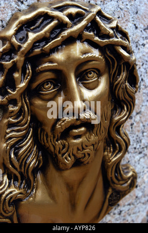 Metallo bassorilievo di Gesù Cristo crocifisso Foto Stock