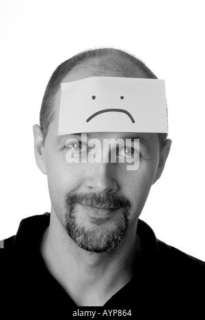 Uomo con post-it sulla testa rappresenta la depressione felice lieto divertimento divertente memoria mente pensare pensiero cervello sorriso expressi facciale Foto Stock
