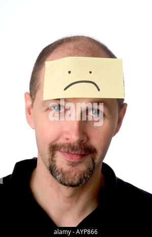 Buon viso uomo con post-it sulla testa rappresenta la depressione felice lieto divertimento divertente memoria mente pensare pensiero cervello Foto Stock