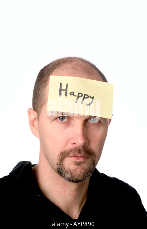 Uomo con post-it sulla sua testa che indica che egli è happy fun godetevi il divertimento felice depressione mettendo un coraggioso di fronte su un situ Foto Stock