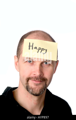 Uomo con post-it sulla sua testa che indica che egli è happy fun godetevi il divertimento felice depressione mettendo un coraggioso di fronte su un situ Foto Stock