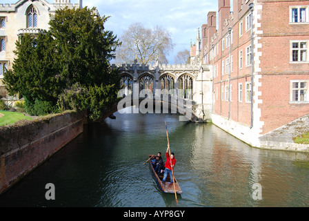 Punting sul fiume Cam, il Ponte dei Sospiri, St John's College di Cambridge, Cambridgeshire, England, Regno Unito Foto Stock