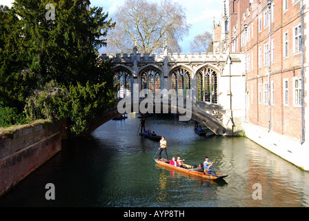 Punting sul fiume Cam, il Ponte dei Sospiri, St John's College di Cambridge, Cambridgeshire, England, Regno Unito Foto Stock