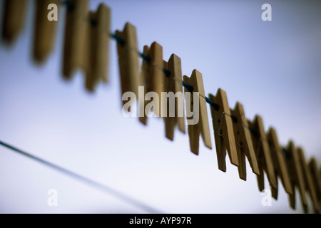 Vestiti in legno pioli su una linea Foto Stock