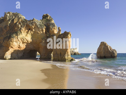 Il Portogallo Algarve, Alvor Praia dos Tres Irmaos spiaggia con scogliere Foto Stock