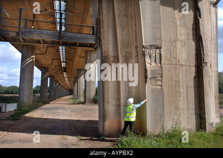 Sbriciolare CEMENTO ARMATO sotto l'autostrada M50 a RIPPLE GLOUCESTERSHIRE Foto Stock