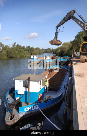 Sabbia e ghiaia è scaricato al CEMEX IMPIANTO DI TRASFORMAZIONE A RYALL Foto Stock