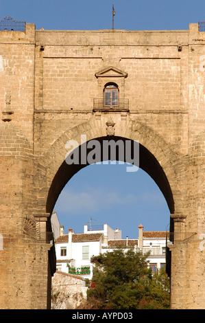 Puente Nuevo Bridge e Rio Guadalevin Gorge a Ronda, Andalusia, Spagna. Vista attraverso un massiccio arco in pietra del XVIII secolo. Foto Stock