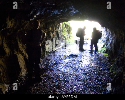 Stagliano uomini alla miniera di rame abbandonata albero ingresso, Lake District, Cumbria, Regno Unito Foto Stock