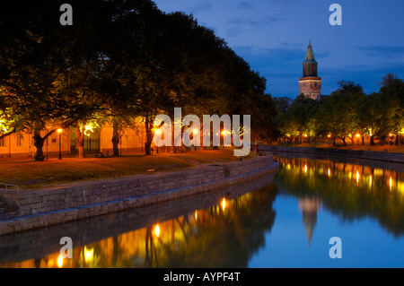 Vista del fiume Aura dopo il tramonto, Turku, Finlandia Foto Stock