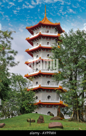 La pagoda cinese in cinese e giardini giapponesi in Singapore Foto Stock