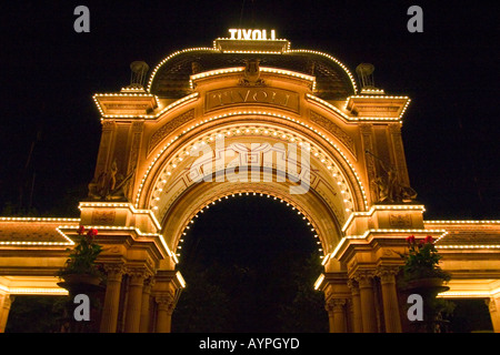 Cancello di ingresso a Tivoli di notte Tivoli Copenhagen DANIMARCA Foto Stock