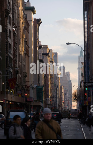 Guardando verso il basso Broadway in Noho area della città di New York Foto Stock