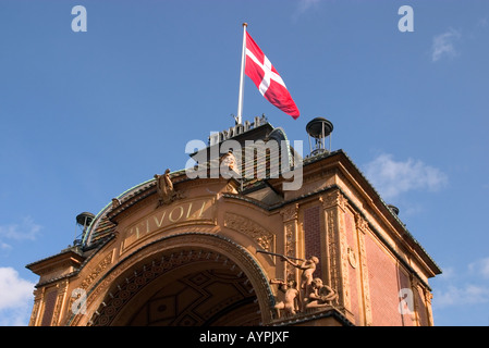 Tivoli cancello di ingresso con la bandiera Dannebrog Copenhagen DANIMARCA Foto Stock