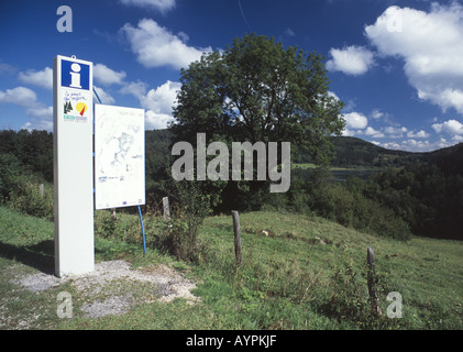 Punto informazioni turistiche del Giura Regione del Lago. Vista in lontananza sul lago Narlay, Jura Franche-Comte Francia. Foto Stock