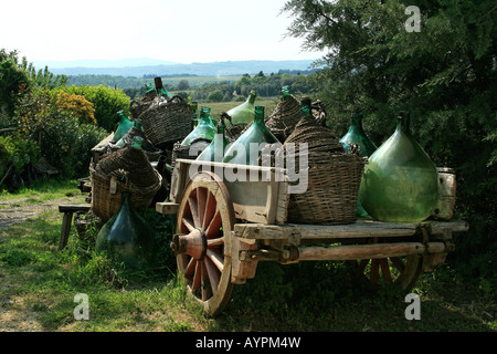 Grandi brocche (tanica, demijohn) su un carro, Chianti, Toscana, Italia Foto Stock