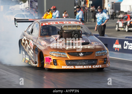 Ben Bray, leader australiano Doorslammer top driver, esegue un pre gara burnout per riscaldare i pneumatici Foto Stock