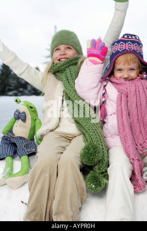 Due ragazze il tifo nella neve Foto Stock