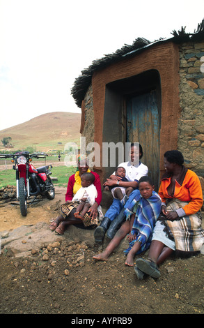 Lavoratore di salute in visita a persone che vivono in una zona remota delle Highlands su Riders for Health Program. Il Lesotho Foto Stock