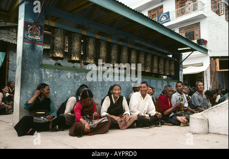 Rifugiati tibetani la raccolta di preghiere. Dharamsala, India Foto Stock