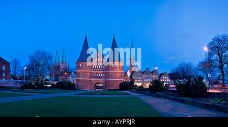 Holstentor (Holsten Gate), un punto di riferimento a Lubecca, Schleswig-Holstein, Germania Foto Stock