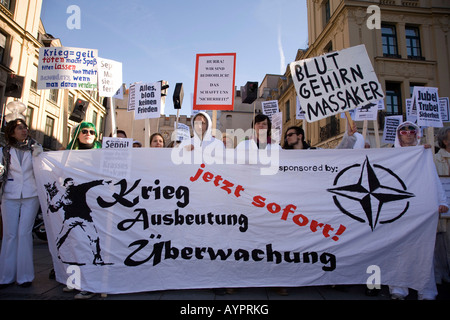 La folla con la satira di protestare contro il 2008 Conferenza di Monaco sulla politica di sicurezza di Monaco di Baviera, Germania, Europa Foto Stock