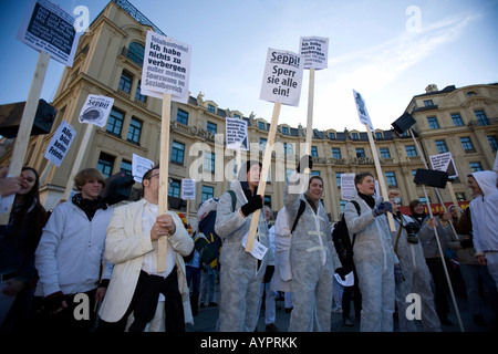 La folla con la satira di protestare contro il 2008 Conferenza di Monaco sulla politica di sicurezza di Monaco di Baviera, Germania, Europa Foto Stock