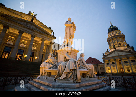 Il monumento a Schiller, Franzoesischer Dom e concerthall sulla Gendarmenmarkt, nel quartiere Mitte di Berlino, Germania, Europa Foto Stock