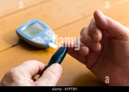 Controllo diabetico livello di zucchero nel sangue Foto Stock