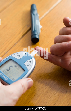 Controllo diabetico livello di zucchero nel sangue Foto Stock