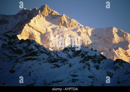 AJI 74524 Sunrise sulla neve montagna altezza Kangchendzonga 8600 metri come visto da Azougri Himalaya Sikkim India Foto Stock