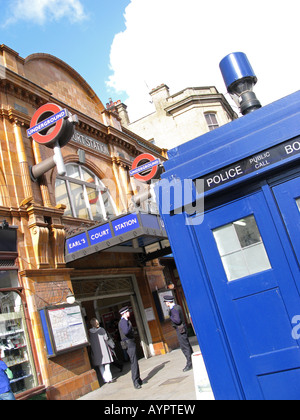 Londra, Regno Unito. Vecchio stile polizia blue box telefonico al di fuori di Earls Court Road stazione della metropolitana. Foto Stock