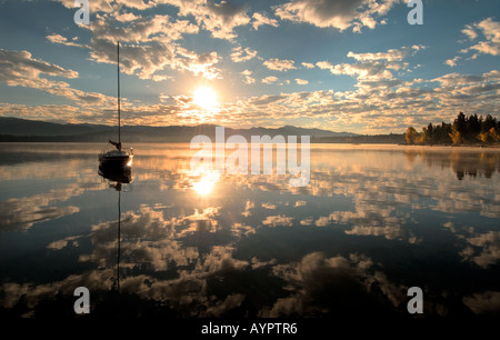 Idaho McCall Sihouette di una barca a vela e drammatico il cloud riflessioni sul lago Payette in autunno Foto Stock