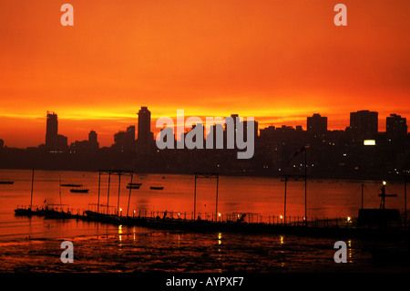 Il Malabar Hill skyline indiano che mostra gli edifici su strada Walkeshwar al tramonto con il cielo rosso Bombay Maharashatra Mumbai India Asia Foto Stock