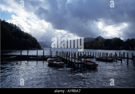 Moody e suggestiva immagine di Derwent lago d acqua e barche ormeggiate sotto una tempesta laden sky pennini. Foto Stock