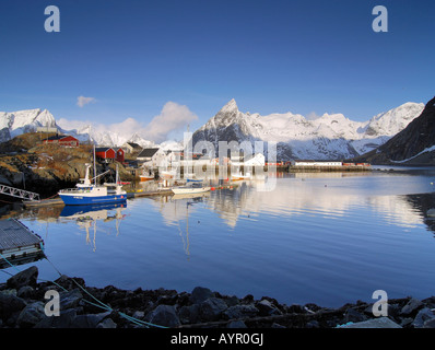 Hamnoy villaggio di pescatori e porto nella stagione invernale, la Reine, Lofoten, Norvegia e Scandinavia Foto Stock