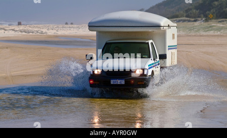 Off-road camper (4X4) RV guidando attraverso l'acqua sulla spiaggia di Fraser Island, Queensland, Australia Foto Stock