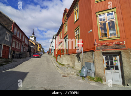 La strada principale di Roeros, ferro città mineraria, Sito Patrimonio Mondiale dell'UNESCO, Sor-Trondelag, Norvegia Foto Stock