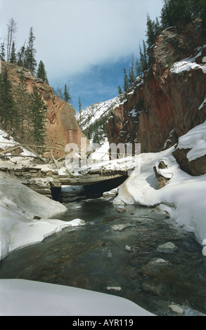 Il cinabro rocce conosciuta come la Porta Rossa Altai Siberia Russia Foto Stock