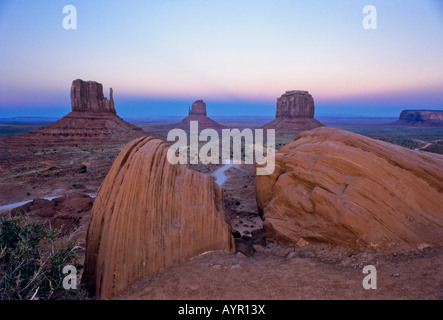 Le muffole rock formazione nella luce del mattino, Monument Valley, Arizona, Stati Uniti d'America Foto Stock