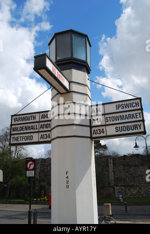 "Pilastro di sale' Milestone, Angel Hill Square, Bury St Edmunds, Suffolk, Inghilterra, Regno Unito Foto Stock