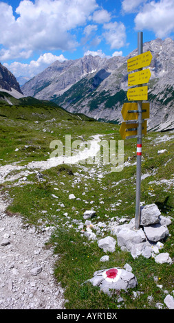 Segnavia su un sentiero escursionistico nella gamma di Karwendel, Tirolo, Austria Foto Stock