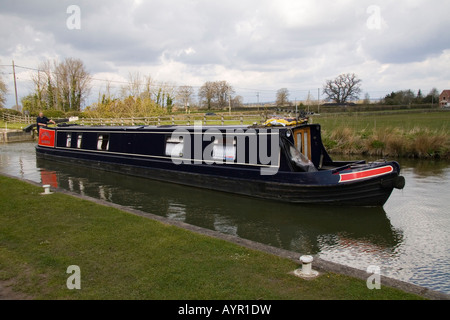 Barca stretta sulla collina di Caen volo Kennet and Avon Canal Devizes Wiltshire, Inghilterra Regno Unito Foto Stock