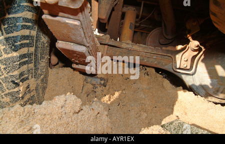 Dettaglio, assale posteriore di un veicolo fuoristrada (4X4) bloccato nella sabbia Foto Stock