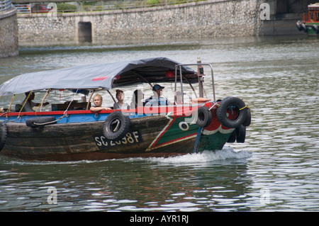 Gita turistica di barca in acqua in Clarke Quay Singapore Foto Stock
