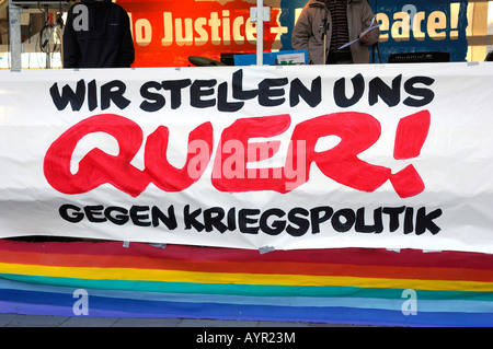 Anti-guerra striscioni di protesta in un rally contro il 2008 Conferenza di Monaco sulla politica di sicurezza, Monaco di Baviera, Germania Foto Stock