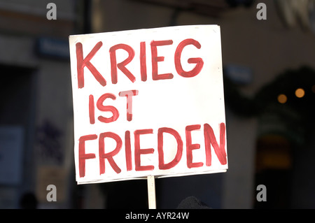 (Tedesco) "La guerra è la pace" segno a una protesta contro il 2008 Conferenza di Monaco sulla politica di sicurezza, Monaco di Baviera, Germania Foto Stock