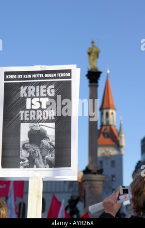 (Tedesco) "La guerra è il terrore' segno a una protesta contro il 2008 Conferenza di Monaco sulla politica di sicurezza, Monaco di Baviera, Germania Foto Stock